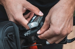 světlo přední FORCE ALERT 350LM USB, černé